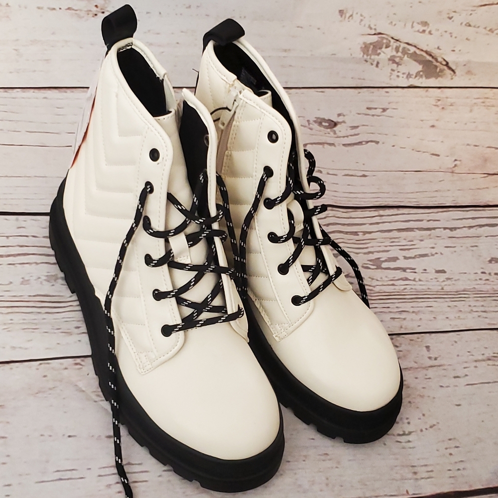 Wonder Nation girl's quilted combat boots with non-marking outsole ivory size 4